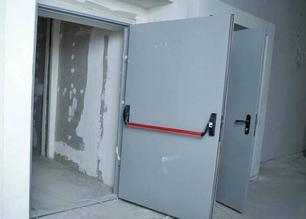 Противопожарная дверь на чердаке дома в Долгопрудном