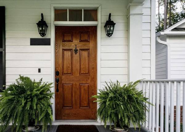 Деревянная дверь в дачном доме в Долгопрудном