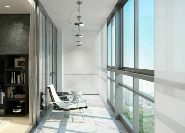 Французское остекление балкона с занавесками в Долгопрудном