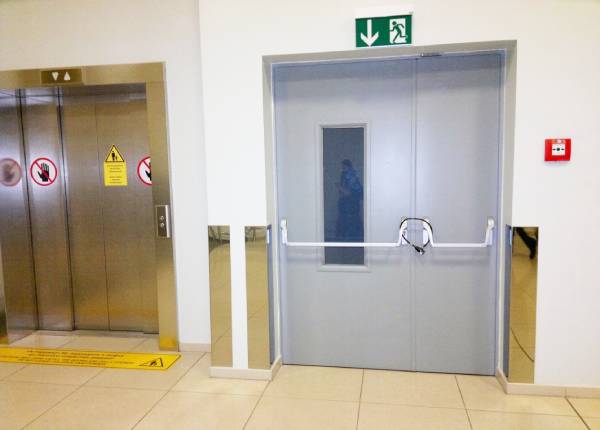 Противопожарная дверь в торговом центре в Долгопрудном