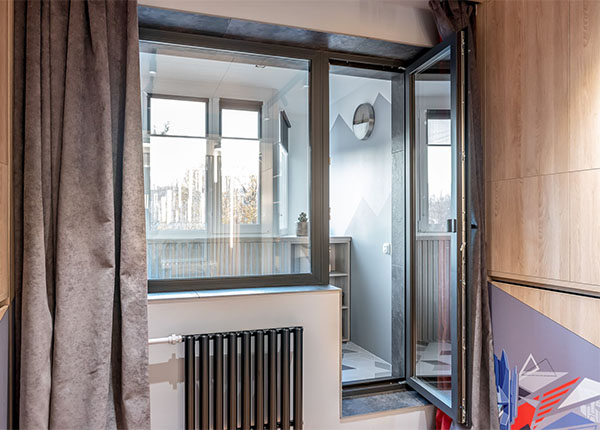 Пластиковая балконная дверь в черном цвете в Долгопрудном