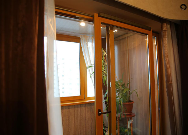 Пластиковая раздвижная дверь на балкон в Долгопрудном