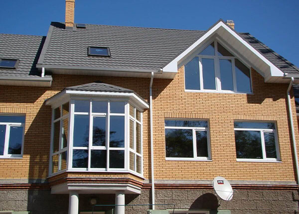 Французское остекление балкона в коттедже в Долгопрудном