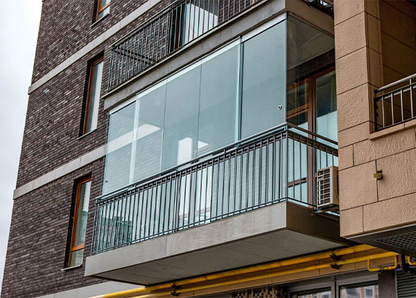 Французское безрамное остекление балкона в Долгопрудном