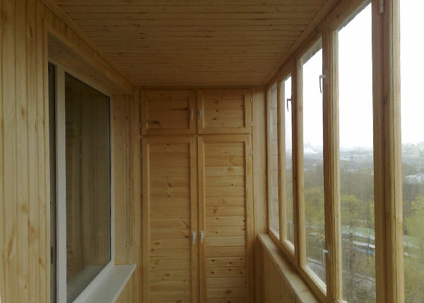 Остекление балкона деревянным профилем в Долгопрудном