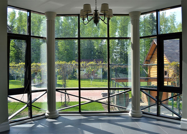 Остекление эркерными окнами дачи в Долгопрудном