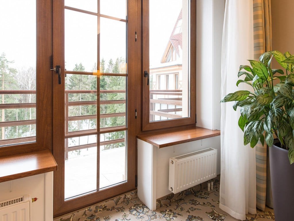 Установка балконного блока с ламинацией под дерево в Долгопрудном