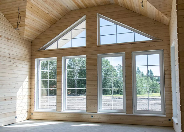 Установка нестандартных окон в загородном доме в Долгопрудном